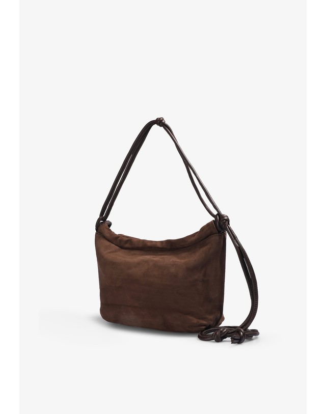 스칼퍼스 벡손더가드 스웨이드 드로스트링 숄더백 67891 DARK BROWN 초콜릿 착용컷
