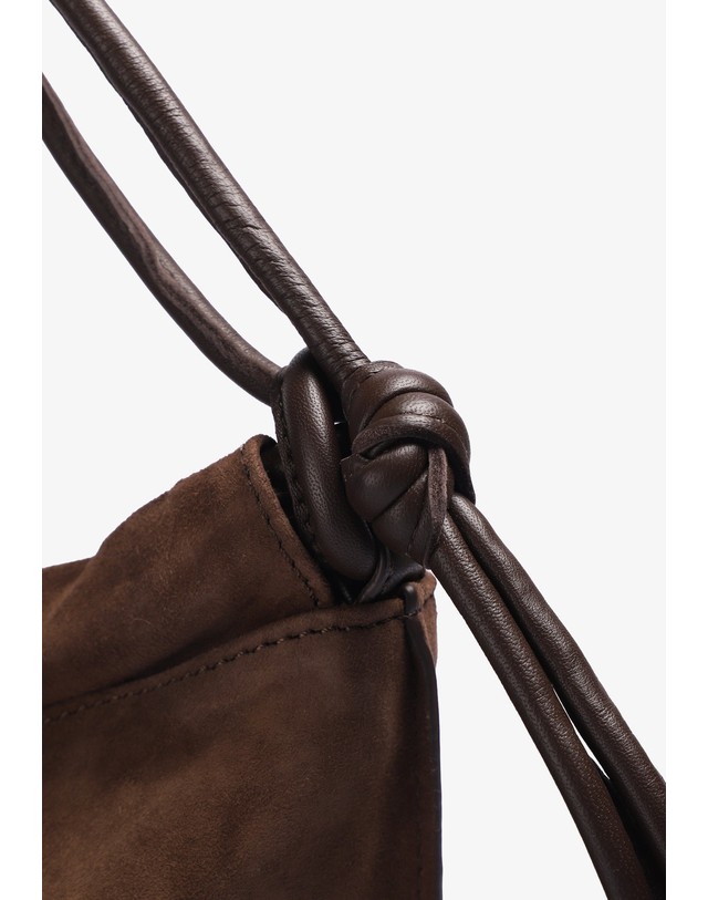 스칼퍼스 벡손더가드 스웨이드 드로스트링 숄더백 67891 DARK BROWN 초콜릿 착용컷