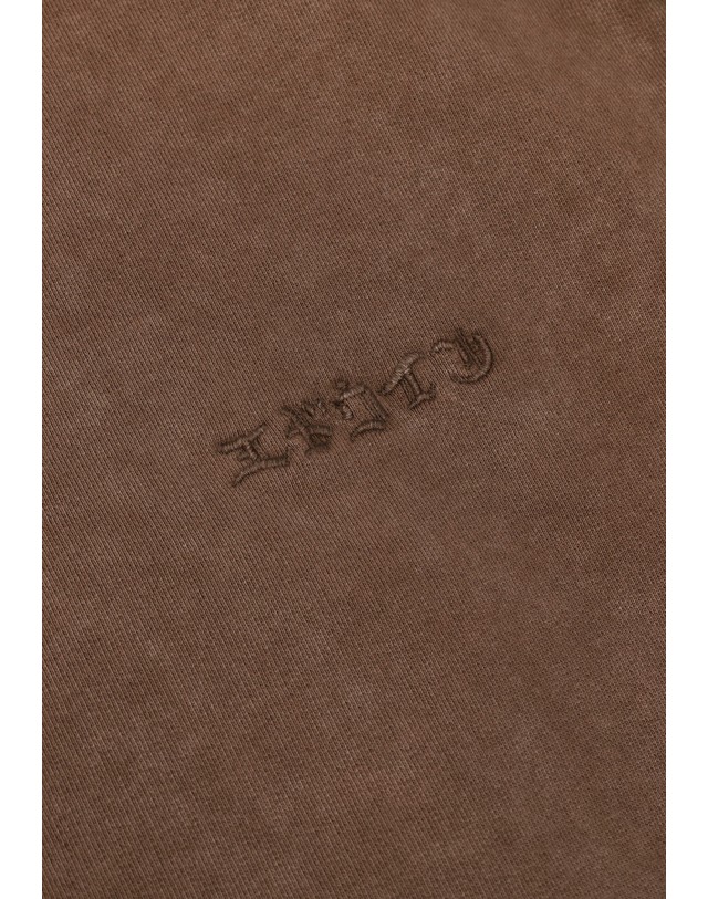 스칼퍼스 에드윈 자수 로고 크루넥 맨투맨 78423 CAMEL 브라운 착용컷