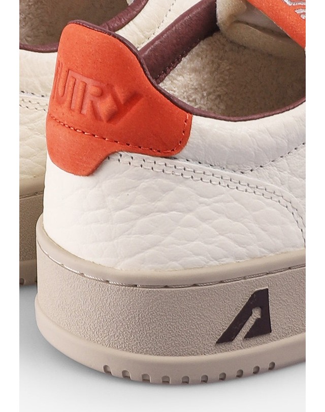 스칼퍼스 오트리 메달리스트 로우탑 스니커즈 74655 WHITE/ORANGE 멀티컬러 착용컷