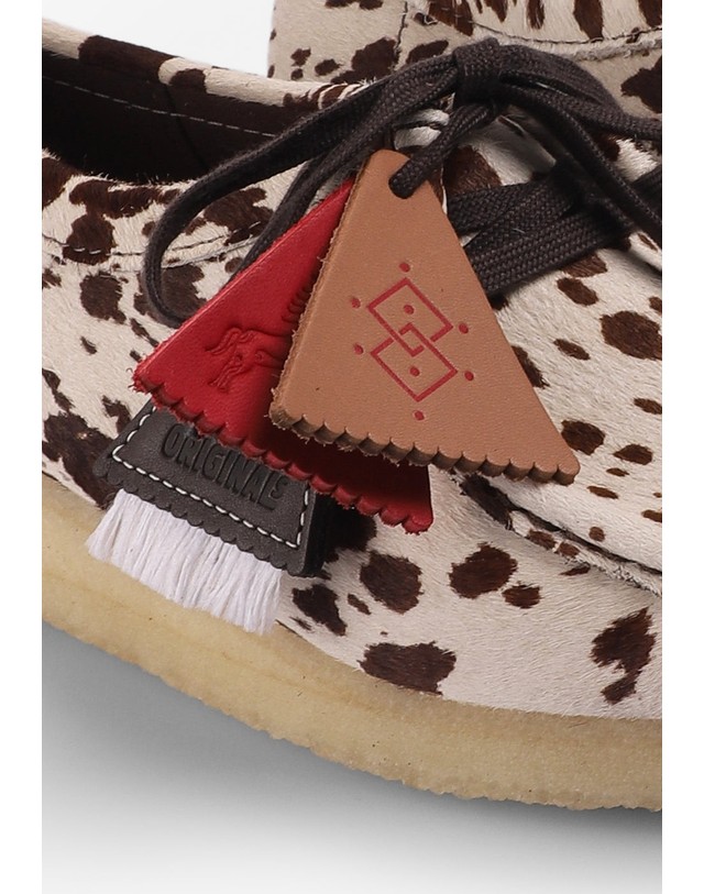 스칼퍼스 클락스 월라비 카우 프린트 플랫 슈즈 78956 ANIMAL PRINT 멀티컬러 착용컷