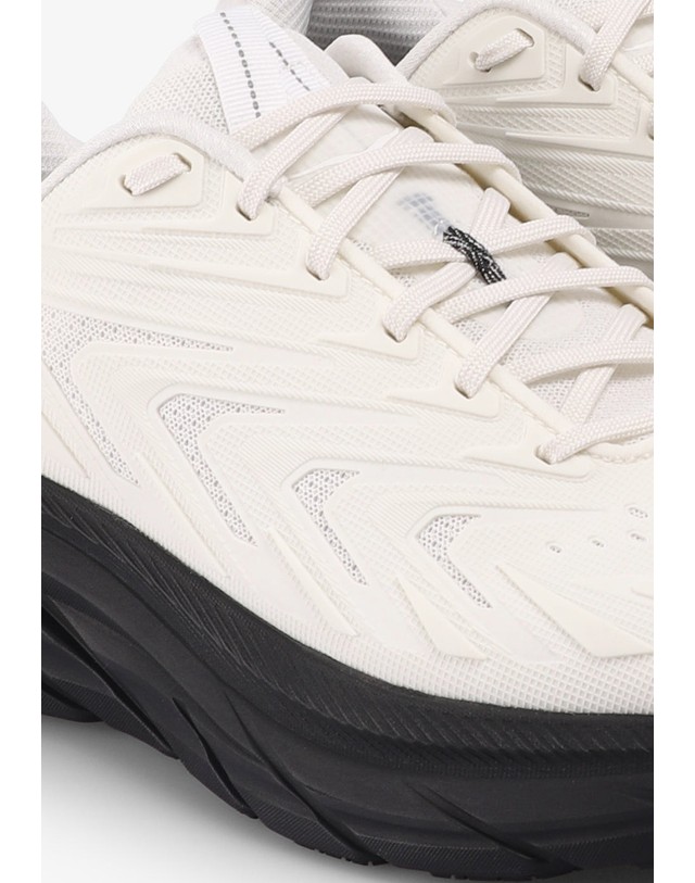 스칼퍼스 호카 클리프턴 UTL 청키 스니커즈 78625 OFF WHITE 아이보리 착용컷