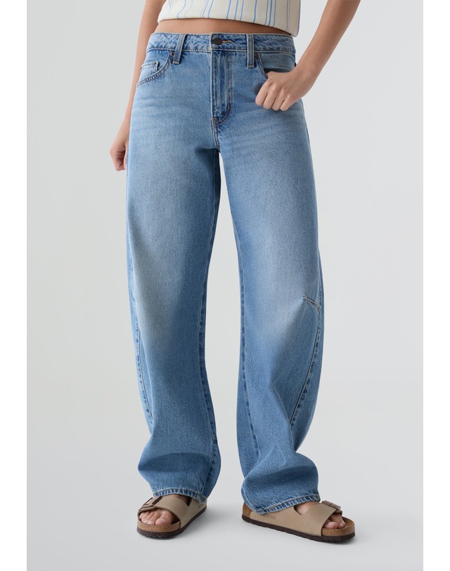 스칼퍼스 리바이스 배럴핏 미디엄 워시 청바지 70425 DENIM 블루 착용컷