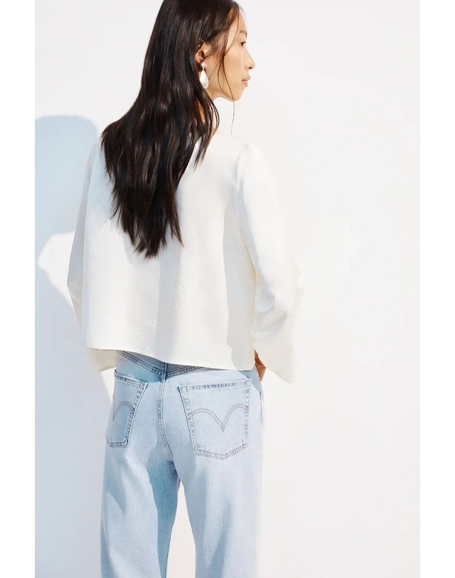 에쎄오에쎄 에세오에세 브이넥 플로럴 자카드 블라우스 305214-1010 OFF WHITE 아이보리 착용컷