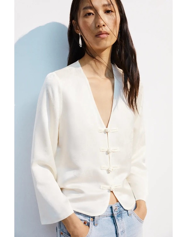 에쎄오에쎄 에세오에세 브이넥 플로럴 자카드 블라우스 305214-1010 OFF WHITE 아이보리 착용컷