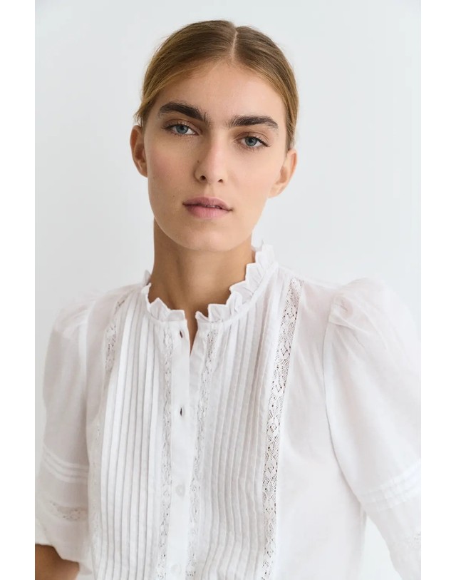 에쎄오에쎄 에세오에세 러플 칼라 긴팔 코튼 블라우스 305348-1010 WHITE 화이트 착용컷