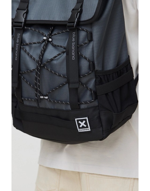 블루 바나나 블루바나나 립스탑 플랩 트레킹 백팩 20L AW26UA017ADVBK00 BLACK 블랙 착용컷