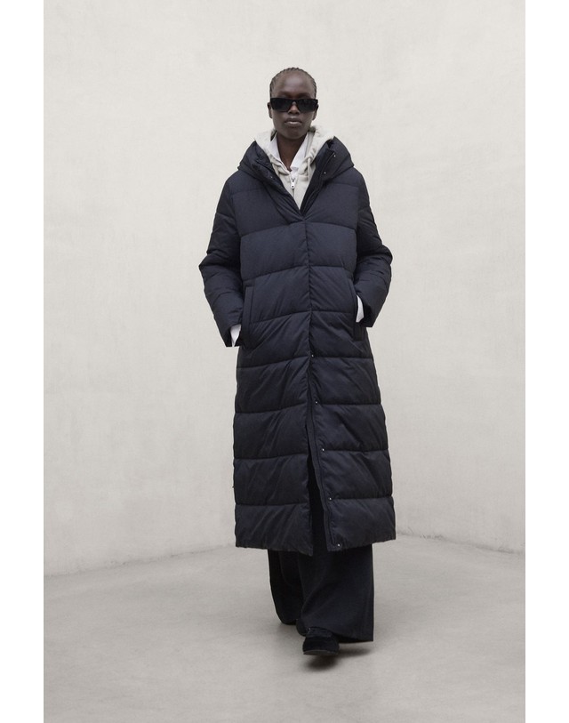 블루 바나나 에코알프 릴렉스핏 후드 롱 패딩 코트 MCWGAJKADRIA0987W26 NAVY-BLACK 네이비 착용컷