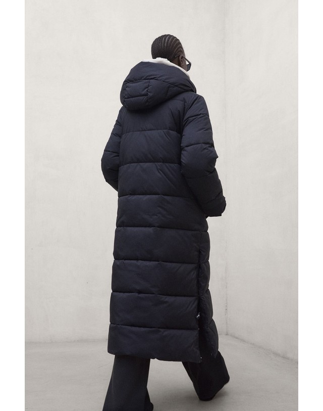 블루 바나나 에코알프 릴렉스핏 후드 롱 패딩 코트 MCWGAJKADRIA0987W26 NAVY-BLACK 네이비 착용컷