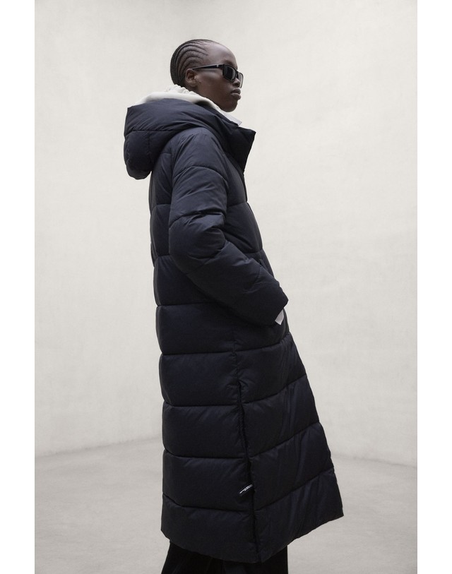 블루 바나나 에코알프 릴렉스핏 후드 롱 패딩 코트 MCWGAJKADRIA0987W26 NAVY-BLACK 네이비 착용컷
