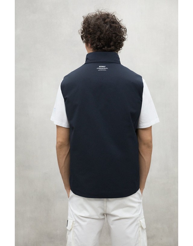 블루 바나나 에코알프 방수 집업 하이넥 베스트 MCMGAJKTEIDE0151S25 DEEP NAVY 네이비 착용컷