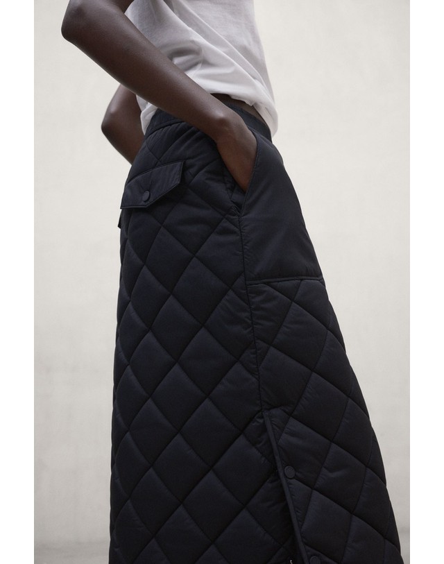 블루 바나나 에코알프 퀼팅 패치 포켓 미디 스커트 MCWGASKNUBIR0987W26 NAVY-BLACK 블랙 착용컷