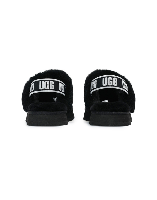 어그 어그 K 펀케트 슬라이드 블랙 1130395K-BLK 착용컷
