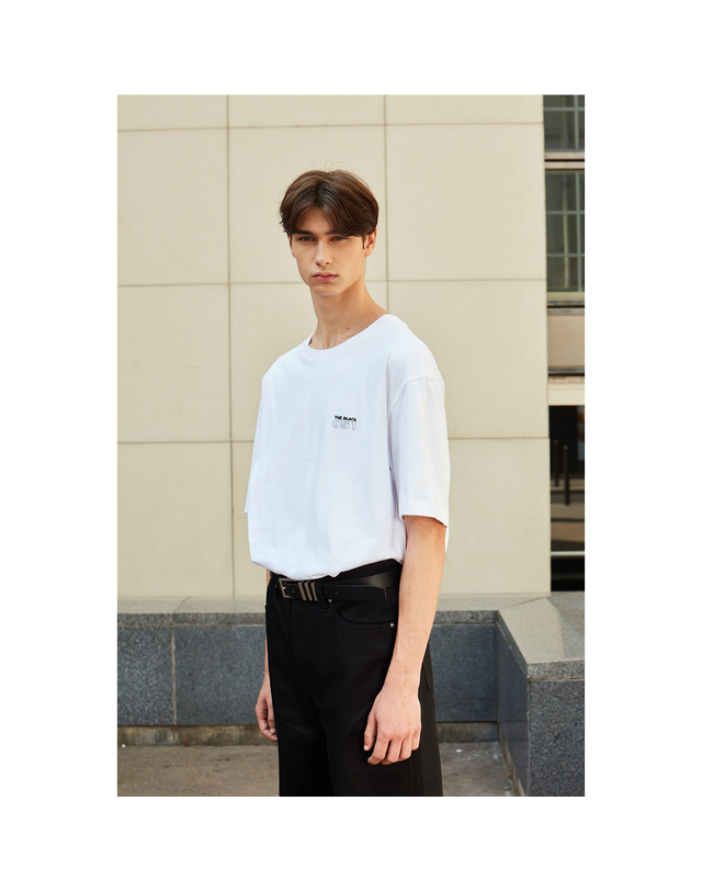 플랙 플랙 (PLAC) 22FW 남성 의류 051 더 블랙 로고 반팔 티셔츠 화이트 (PWTT3RSL61MWHT) 착용컷