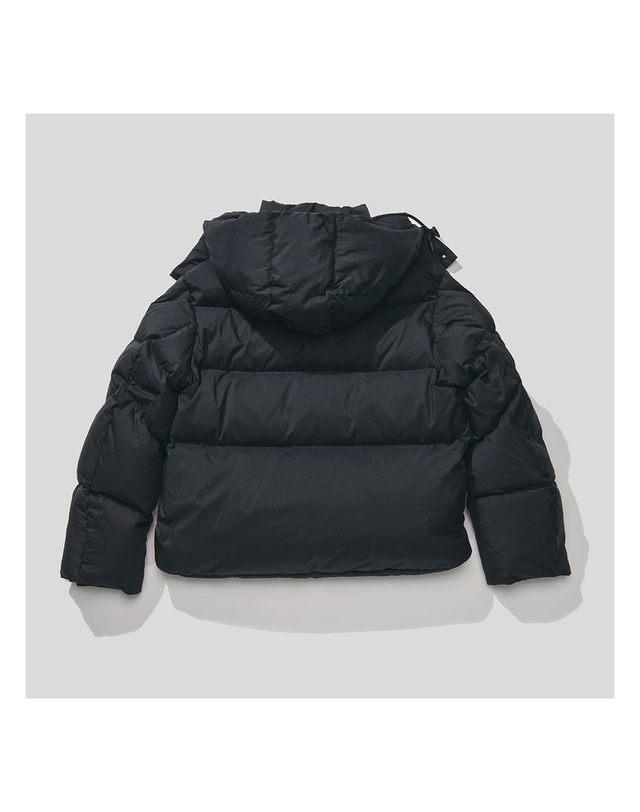 플랙 플랙 (PLAC) 22FW 남녀공용 의류 후드 탈부착 다운 점퍼 블랙 (PWTT4DJL12UOBK) 착용컷
