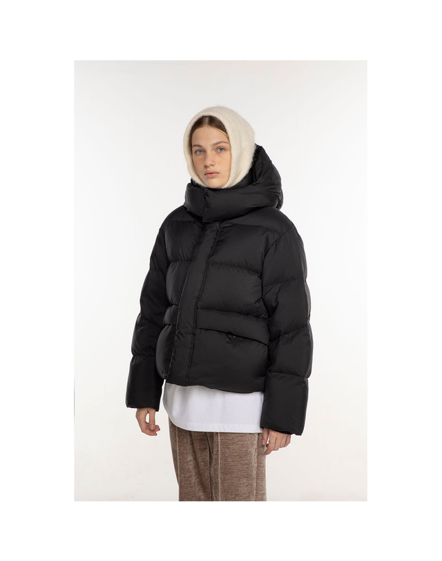 플랙 플랙 (PLAC) 22FW 남녀공용 의류 후드 탈부착 다운 점퍼 블랙 (PWTT4DJL12UOBK) 착용컷