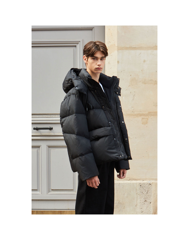플랙 플랙 (PLAC) 22FW 남녀공용 의류 후드 탈부착 다운 점퍼 블랙 (PWTT4DJL12UOBK) 착용컷