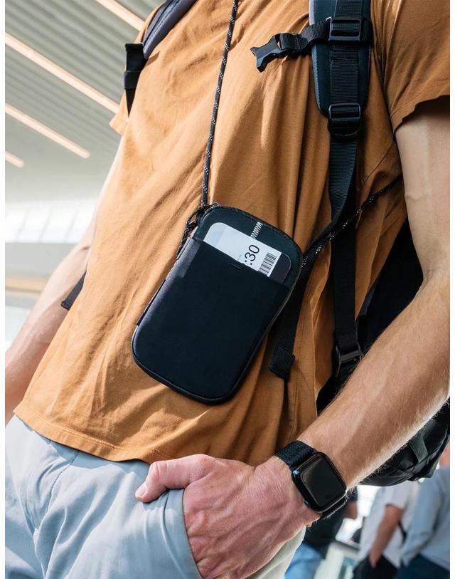 마타도르 마타도르 여권 지갑 여행용 파우치 RFID 차단 해외여행 필수템 Global Travel Stash 착용컷