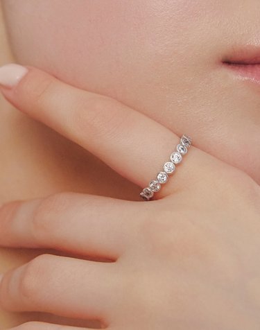 [Premium Plating] 에센스 AB(W) 라운드 베젤 테니스 반지 2.5MM 화이트 HL4R66463WB