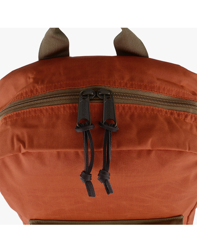 필슨 FILSON 20277987(Dark Tan/Flame) SURVEYOR 서베이어 25L 백팩 착용컷