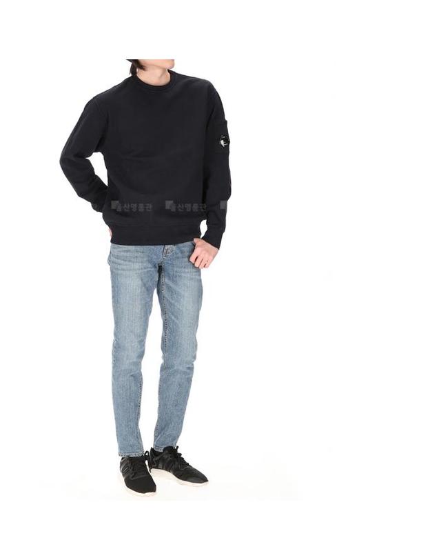 씨피 컴퍼니 씨피컴퍼니 랜즈 와펜 17CMSS060A 888 CP 컴퍼니 디아고날 기모 맨투맨 착용컷