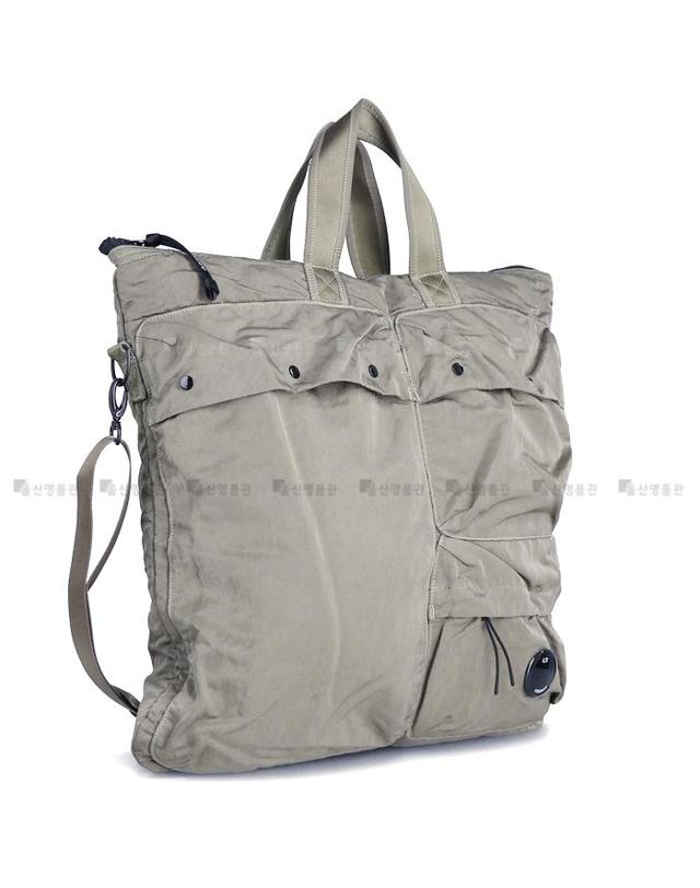 씨피 컴퍼니 씨피컴퍼니 렌즈 와펜 20CMAC042A 904 CP컴퍼니 나일론 B 라지 토트백 숄더 크로스백 착용컷