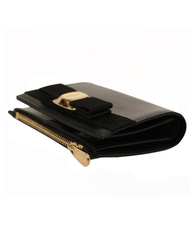살바토레 페라가모 FERRAGAMO 페라가모 반지갑 22E009 0734500 NERO / 여성 반지갑 착용컷