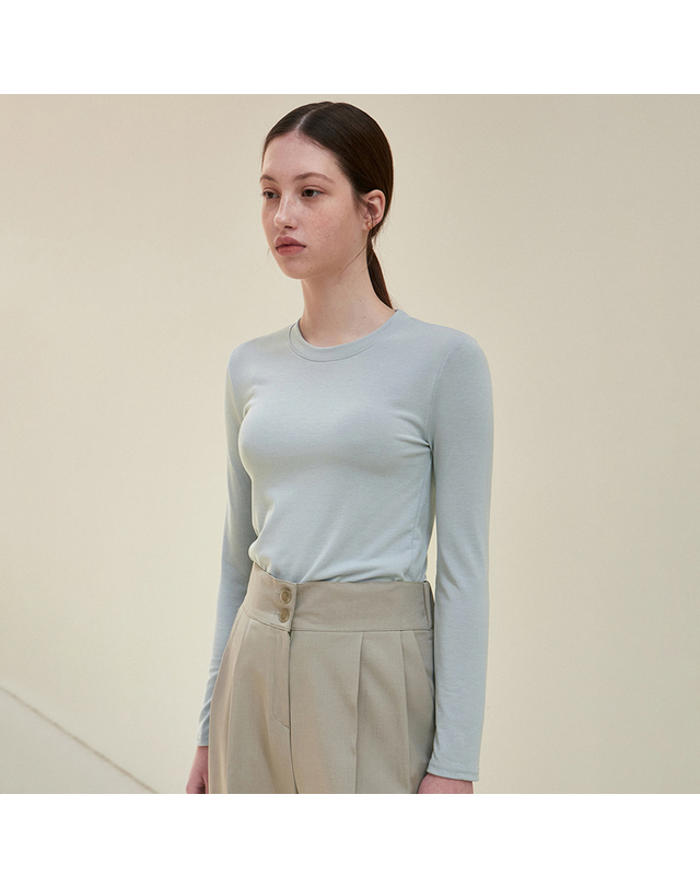 얀13 CREW NECK TOP_SAND GRAY 착용컷