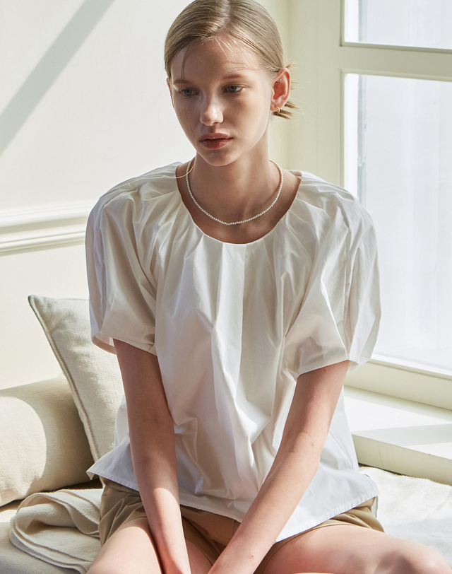 얀13 PUFF SHOULDER HALF BLOUSE_NAVY 착용컷