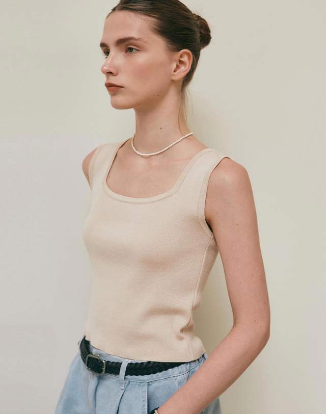 얀13 DEEP SQUARE NECK SLEEVELESS_3 COLOR 착용컷