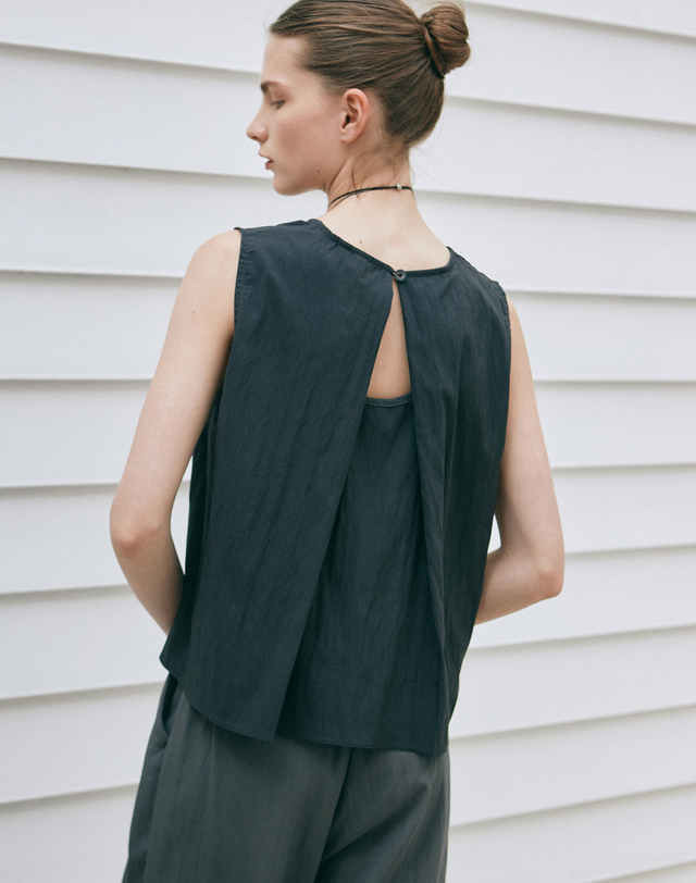얀13 MINIMAL BACK SLIT SLEEVELESS_CHARCOAL 착용컷