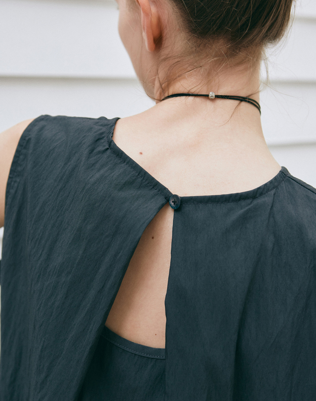 얀13 MINIMAL BACK SLIT SLEEVELESS_CHARCOAL 착용컷
