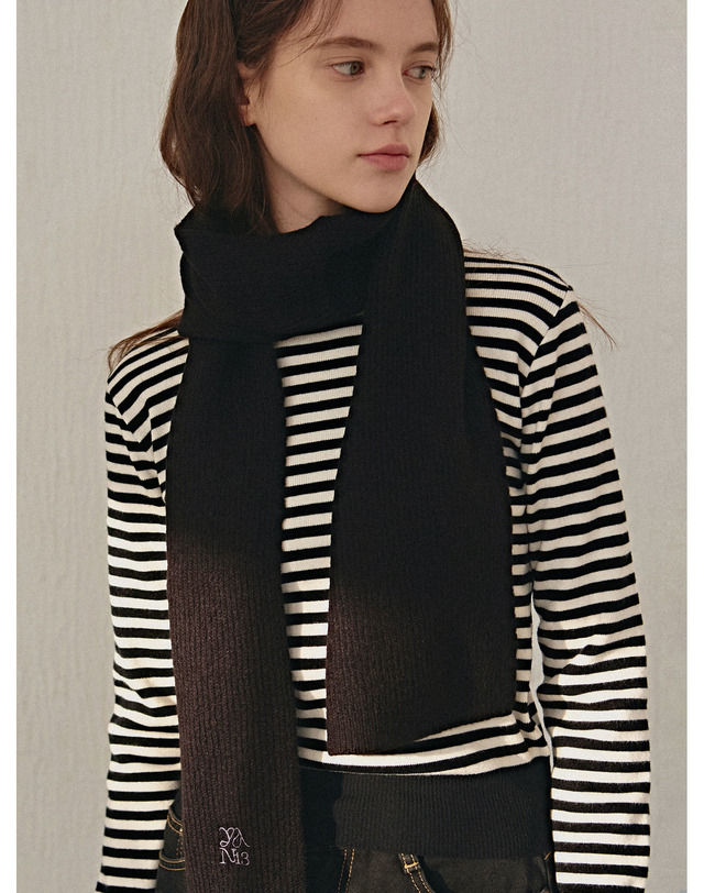 얀13 COZY RIBBED MUFFLER_MOCHA 착용컷