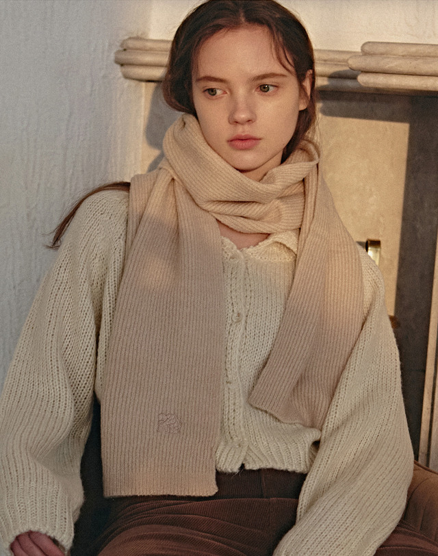 얀13 COZY RIBBED MUFFLER_MOCHA 착용컷