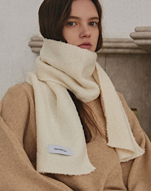 얀13 FLUFFY DEEP MUFFLER_LIGHT CORAL 착용컷