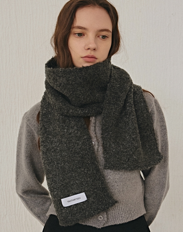 얀13 FLUFFY DEEP MUFFLER_BLACK 착용컷