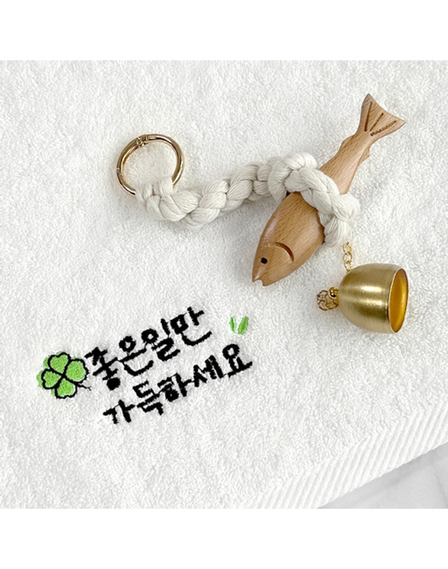송월타올 집들이 개업 이사 신년 축하 선물세트(좋은일만가득하세요(클로버)1+액막이 명태 도어벨 현관종1) 풍경 인테리어 답례품_아이보리1세트 착용컷
