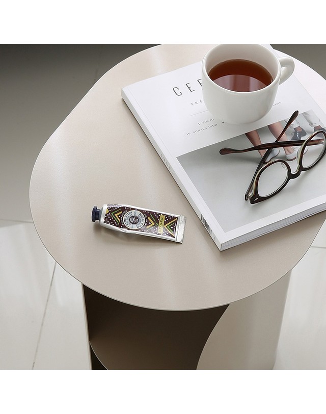 비모토 리빙 비모토리빙 커브사이드테이블 curve side table_champagne gold GOLD 착용컷