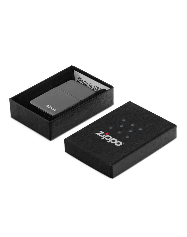 지포 지포 ZP24756ZL 클래식 하이폴리쉬 블랙 로고 라이터 착용컷