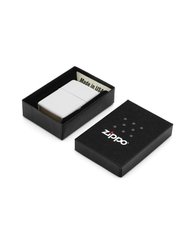 지포 지포 ZP214 클래식 화이트 매트 라이터 착용컷