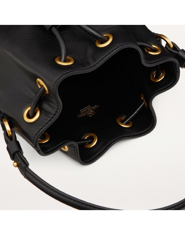 발렌티노 [VALENTINO] V 로고 시그니쳐 미니 드로우스트링백 5W2P0Z44 VNL 0NO 착용컷