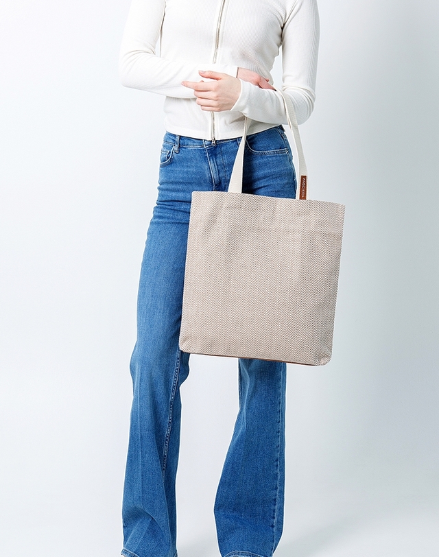 파시에라 헤링본패턴 데일리숄더백_N레오04 착용컷