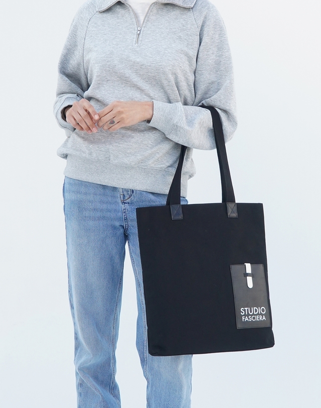 파시에라 레더포켓 캔버스숄더백_발칸03 착용컷