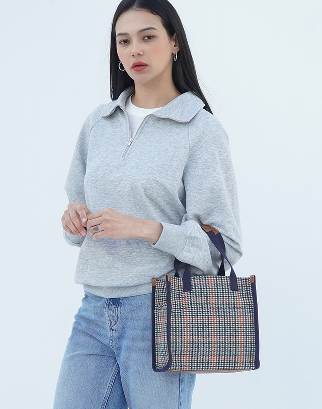 파시에라 컬러스트랩 체크 토트백_N레오08 착용컷