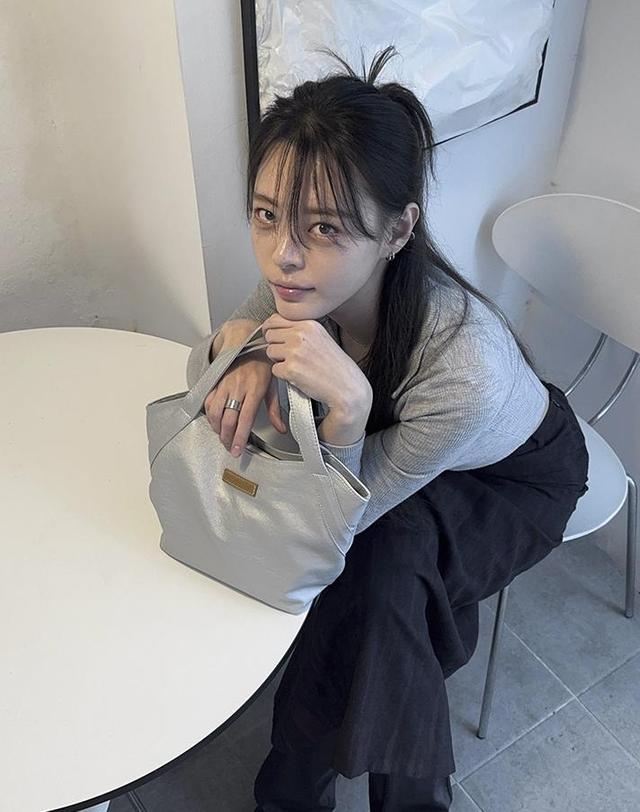 파시에라 라운드 나노 토트백_S바르고14 착용컷