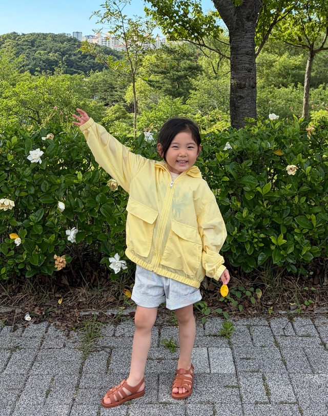 헤지스 키즈 [KIDS] 초경량 바람막이 옐로우 노랑 착용컷