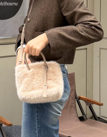 [아이코닉] 페이크퍼 베이지 소프트 미니백