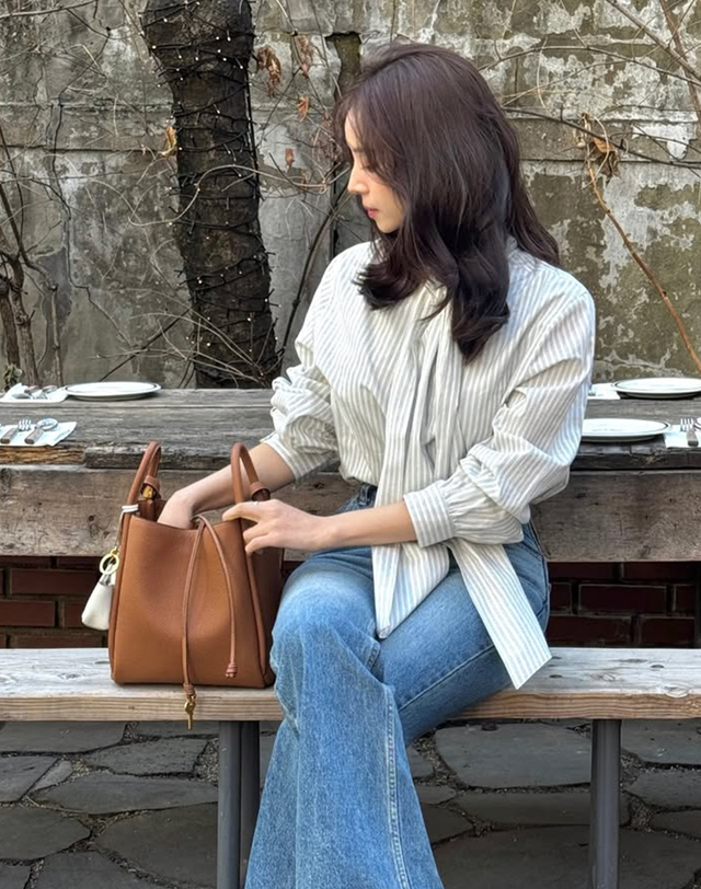 헤지스 액세서리 [H-VARY] 에이치 베리 클래식 브라운 레더 토트겸 숄더백 M 착용컷