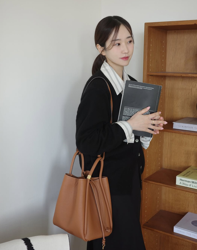 헤지스 액세서리 [H-VARY] 에이치 베리 클래식 브라운 레더 토트겸 숄더백 M 착용컷