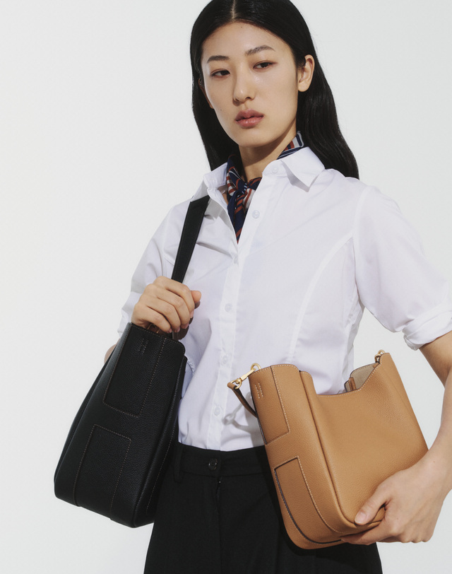 헤지스 액세서리 [H-BAG]시그니처 H 블랙 레더 토트겸 숄더백 L 착용컷